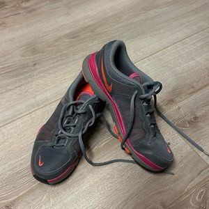 NIKE Tenis Shoes size 7, gray. Like new, WOMEN